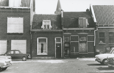 863437 Gezicht op de voorgevels van de huizen Kroonstraat 57bis (links)-lager in Wijk C te Utrecht, die gesloopt gaan worden.